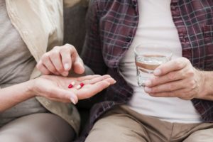Dieta osoby starszej a przyjmowane leki - jak uniknąć niepożądanych interakcji?