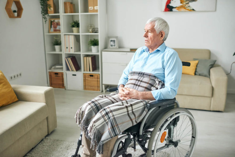 Jak zadbać o bezpieczną i ergonomiczną przestrzeń w mieszkaniu seniora?