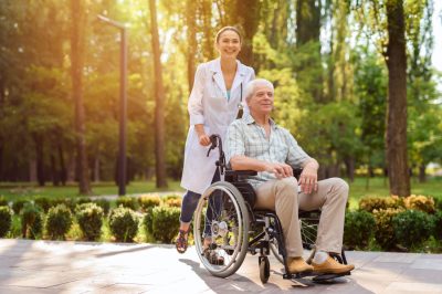 Senior z niepełnosprawnością - jak opiekować się osobą starszą na wózku